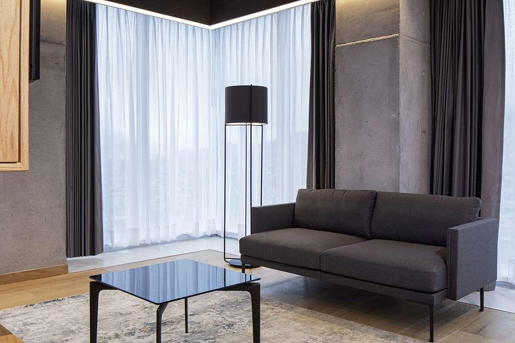 Galeria Plaza Monterrey Hotel ห้อง รูปภาพ A floor lamp