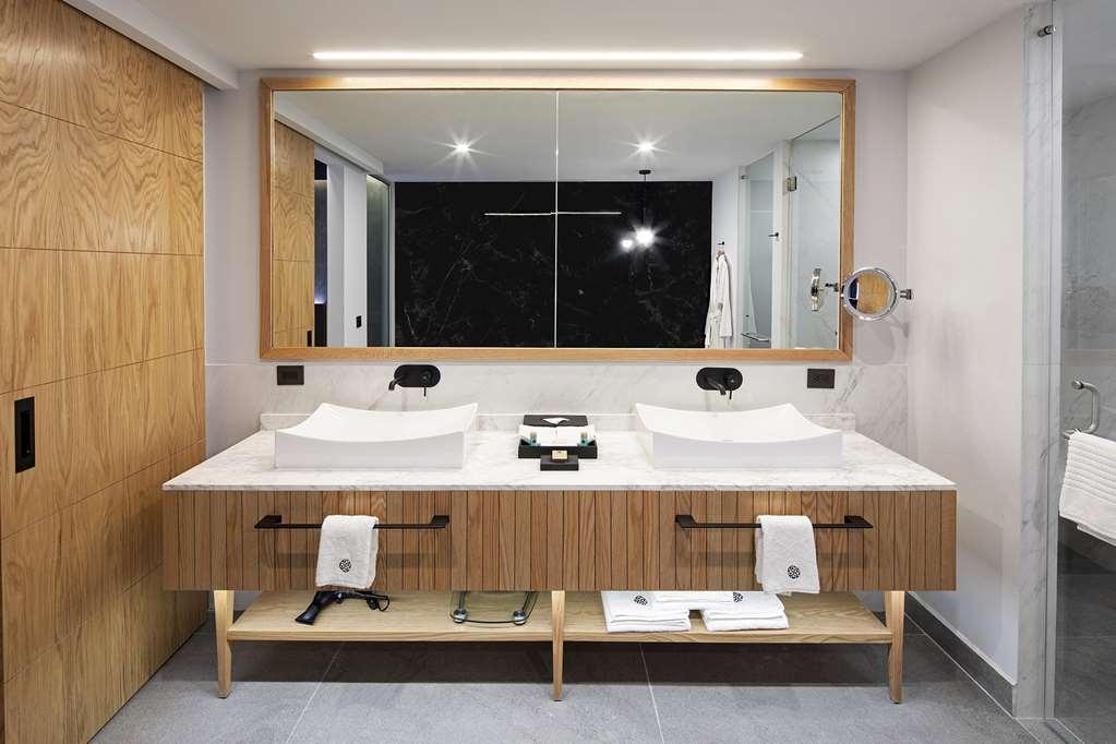Galeria Plaza Monterrey Hotel ภายนอก รูปภาพ Bathroom