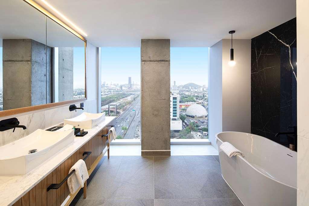 Galeria Plaza Monterrey Hotel ภายนอก รูปภาพ Bathroom