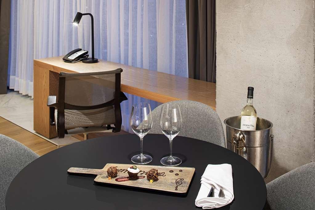 Galeria Plaza Monterrey Hotel ภายนอก รูปภาพ A wine and cheese plate