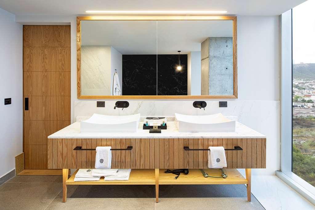 Galeria Plaza Monterrey Hotel ภายนอก รูปภาพ Bathroom