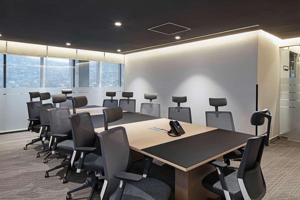 Galeria Plaza Monterrey Hotel สิ่งอำนวยความสะดวก รูปภาพ A typical meeting room