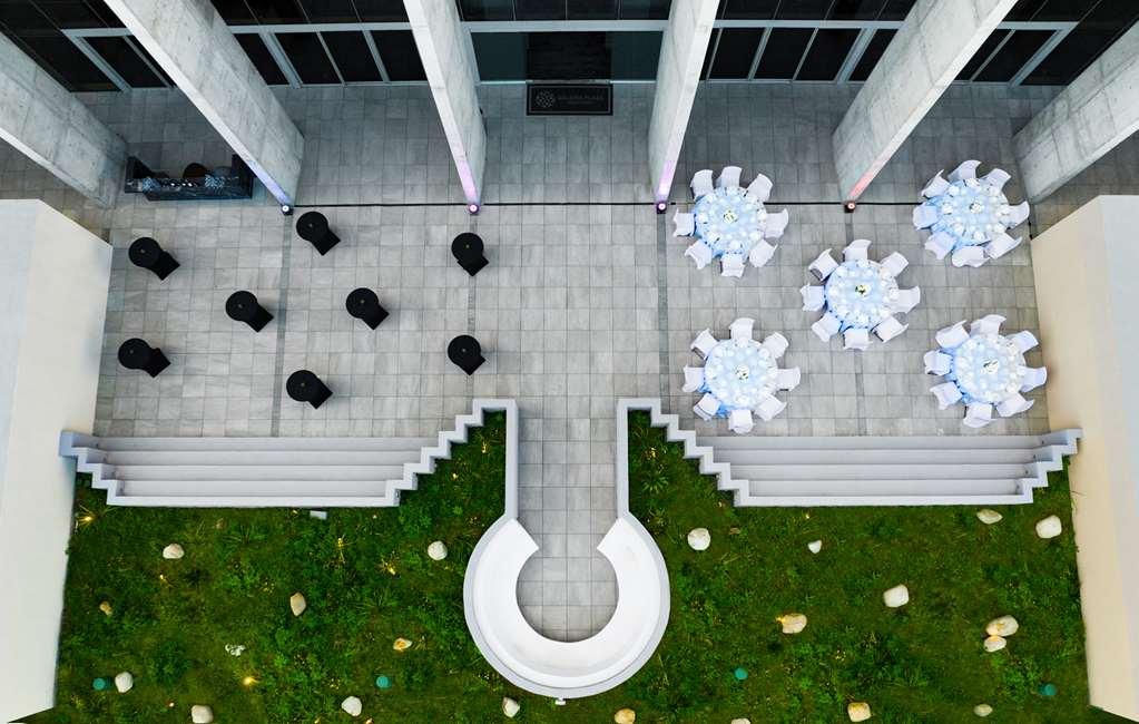 Galeria Plaza Monterrey Hotel ภายนอก รูปภาพ The courtyard of the museum