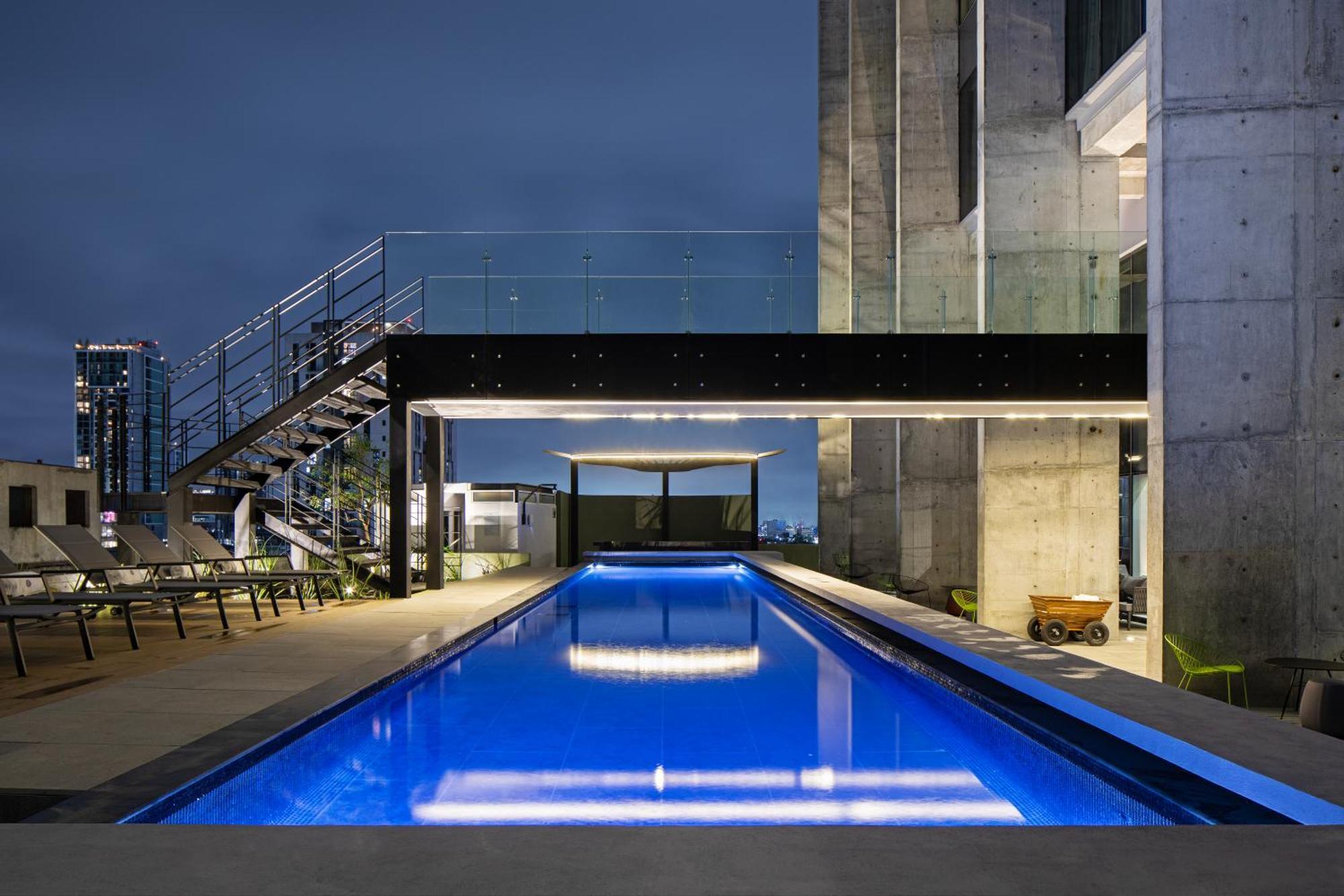 Galeria Plaza Monterrey Hotel ภายนอก รูปภาพ The pool at the rooftop of the building