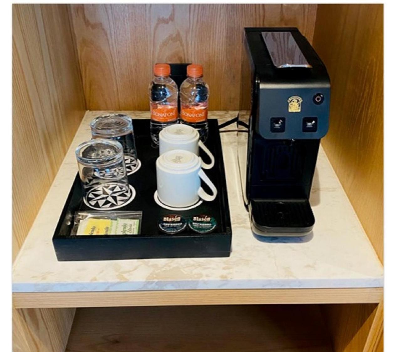 Galeria Plaza Monterrey Hotel ห้อง รูปภาพ A Nespresso coffee machine in a hotel room