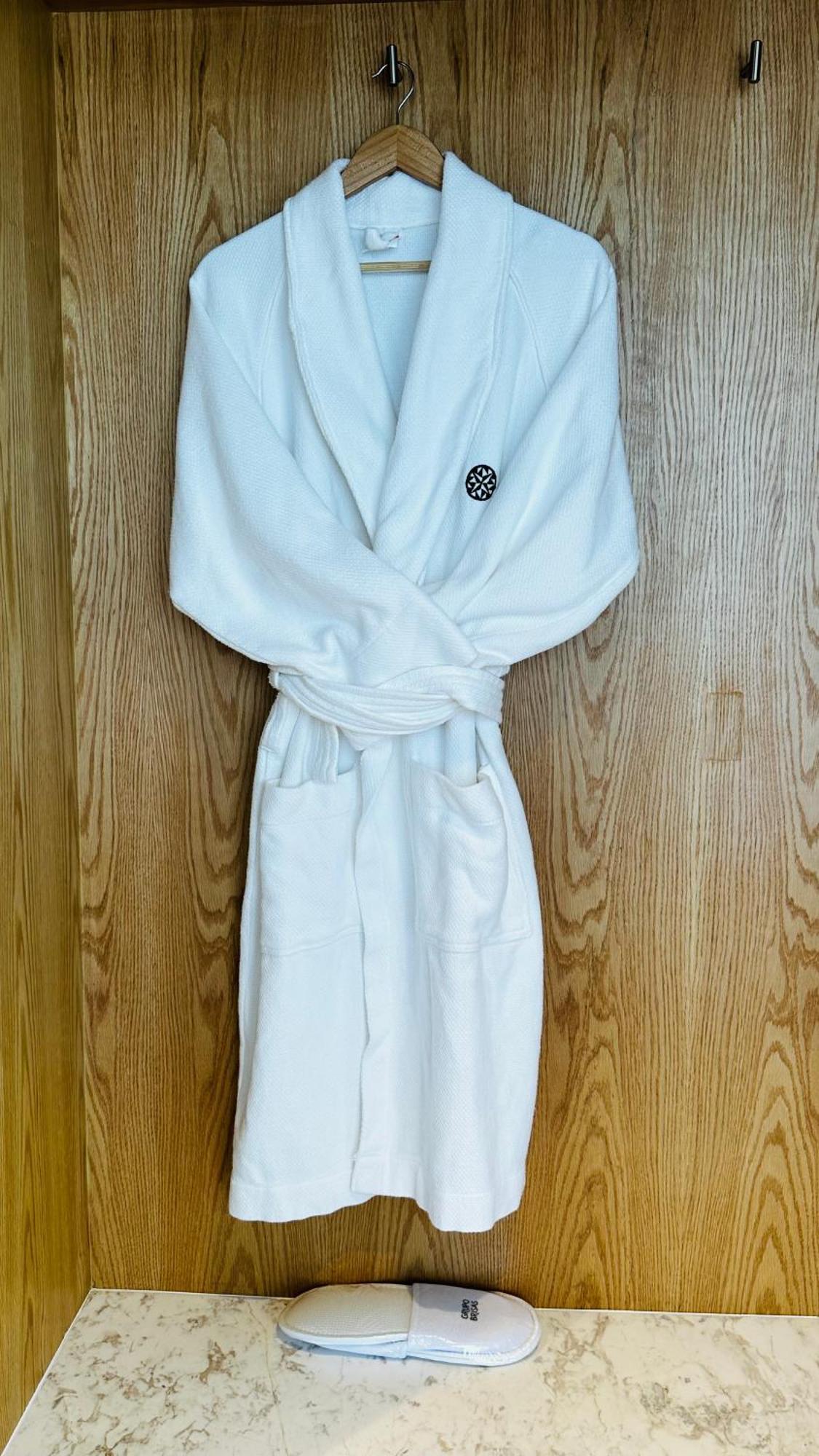 Galeria Plaza Monterrey Hotel ห้อง รูปภาพ A bathrobe